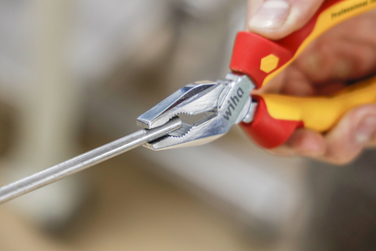 Wiha Combination pliers Professional electric with DynamicJoint® and OptiGrip with extra long cutting edge 180 mm, 7" (26708) – Image 2 of 8