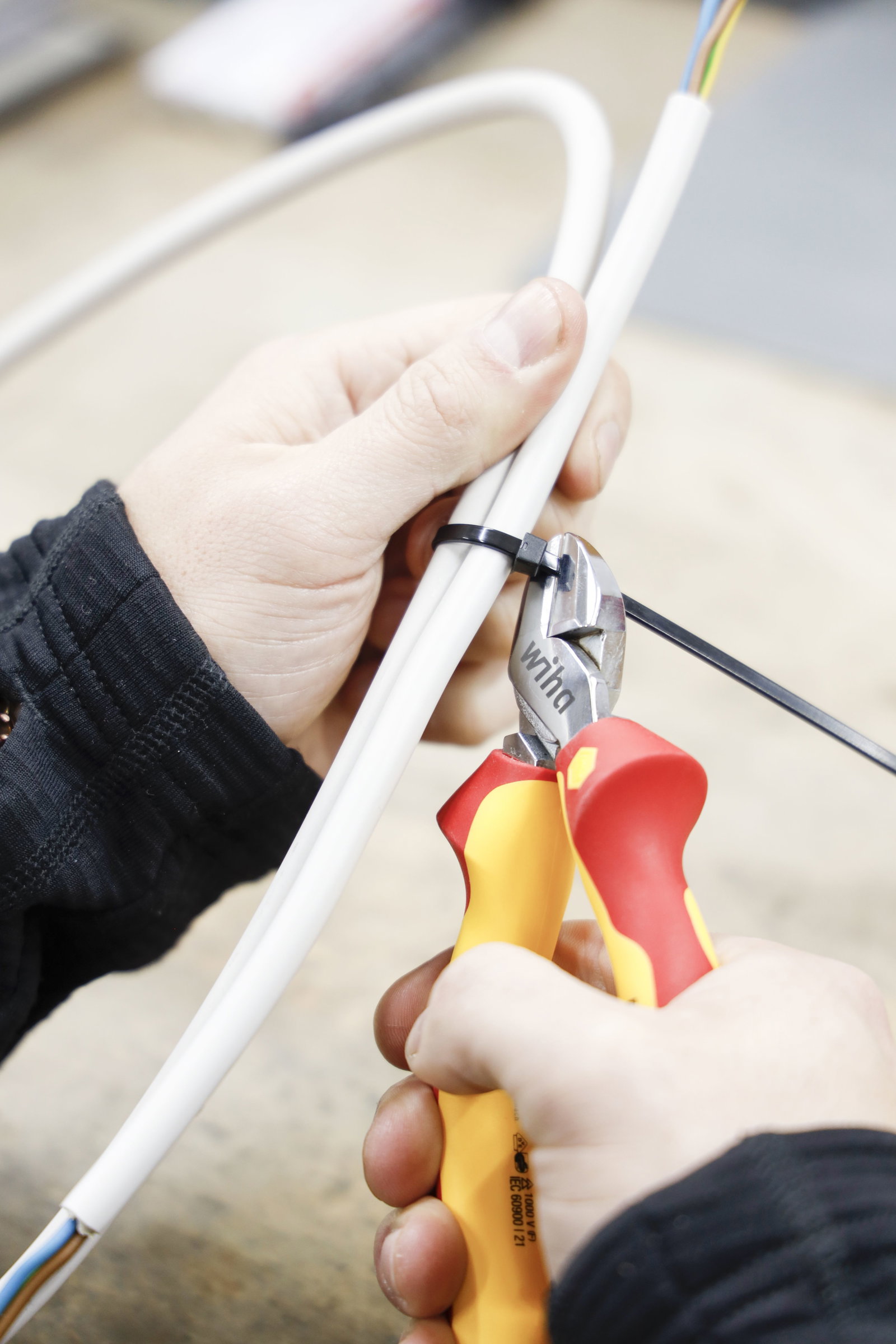 Wiha Professional electric diagonal cutters with DynamicJoint® 160 mm, 6 1/2" (43458) – Image 6 of 7