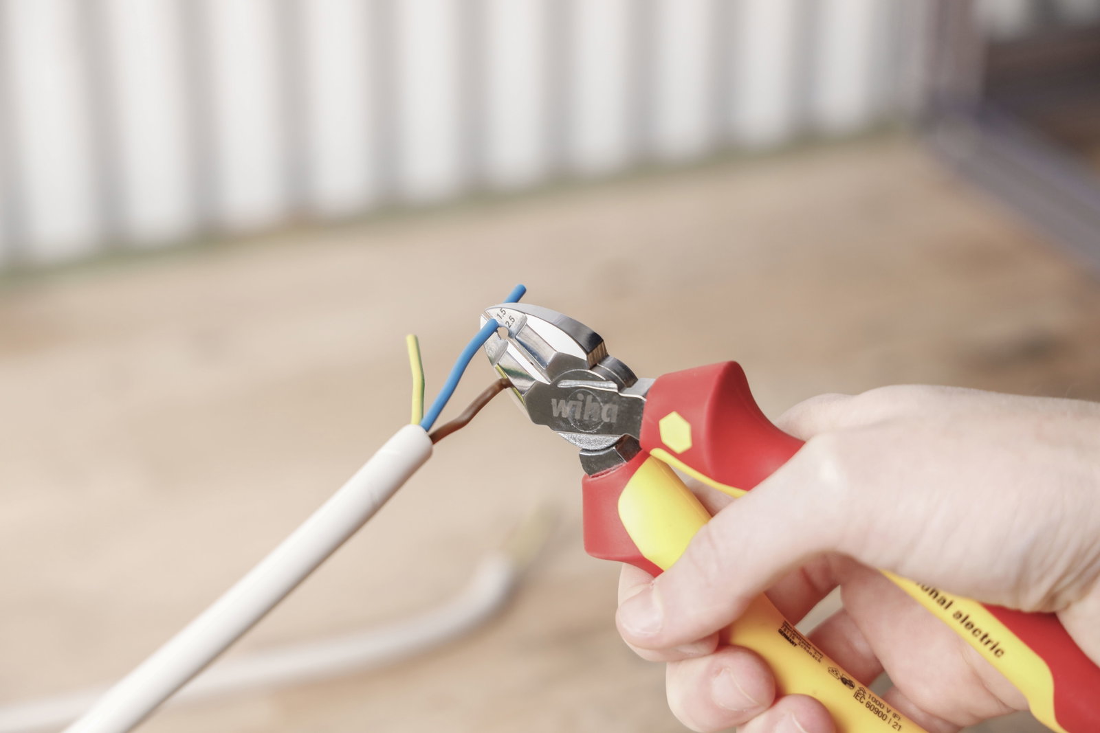 Wiha Stripping diagonal cutters Professional electric with DynamicJoint® 160 mm, 6 1/2" (26745) – Image 6 of 7