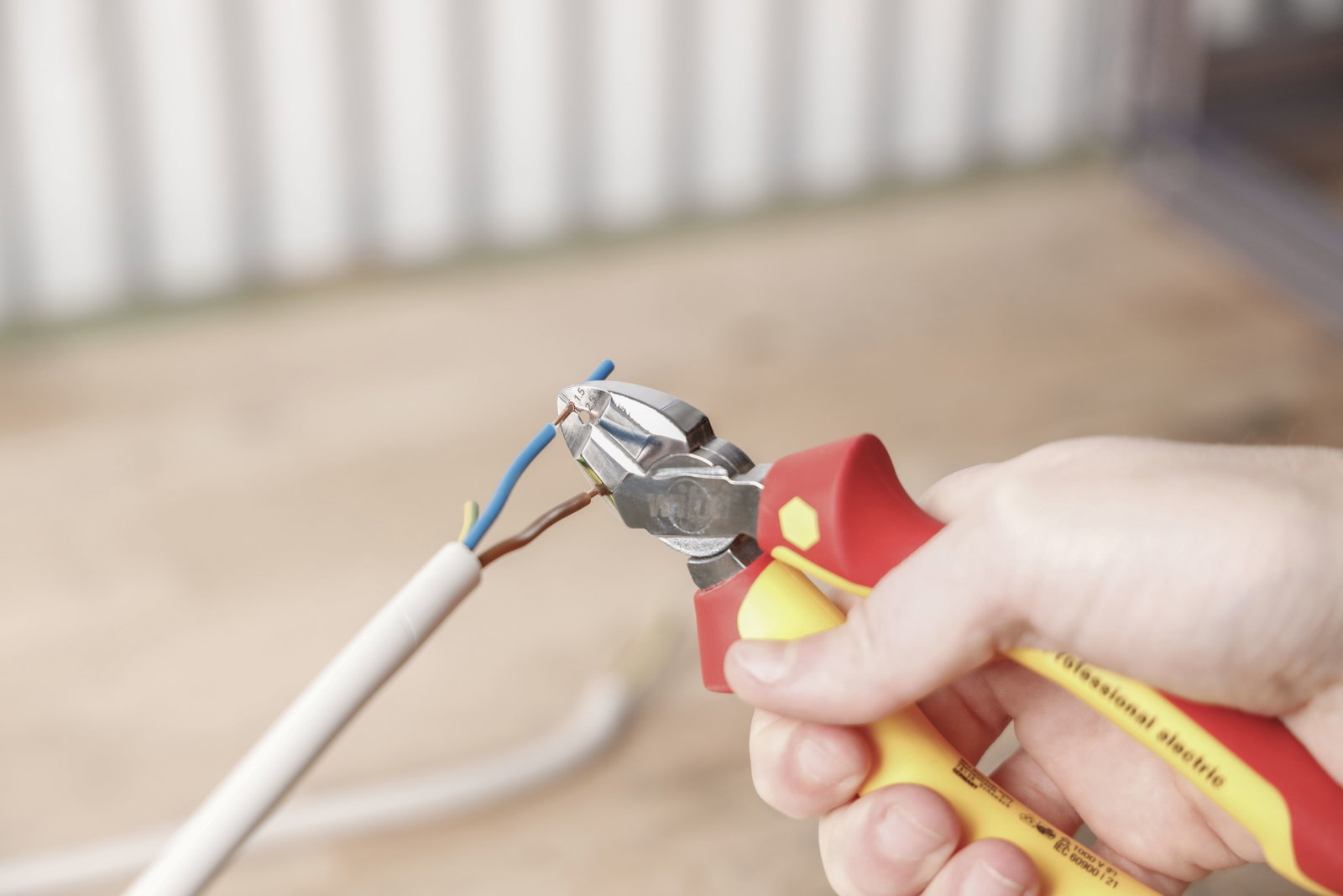 Wiha Stripping diagonal cutters Professional electric with DynamicJoint® 160 mm, 6 1/2" (26745) – Image 4 of 7