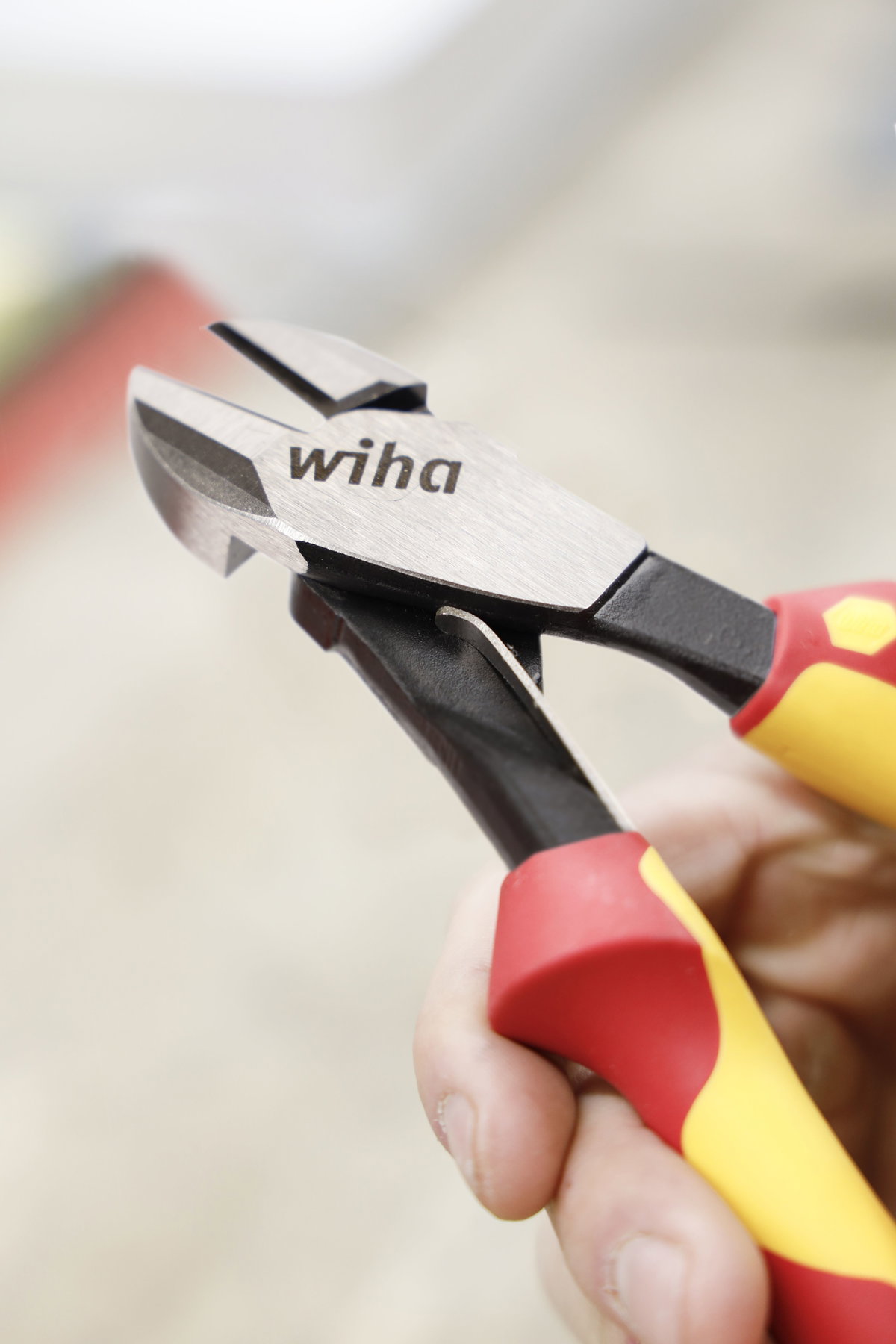 Wiha Industrial electric heavy-duty diagonal cutters with DynamicJoint® with switchable opening spring 200 mm, 8" (41280) – Image 6 of 7