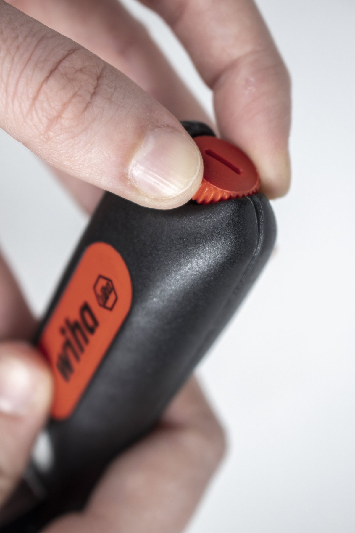 Wiha Stripping tool with self-rotating drag blade for round cables 130 mm (44240) – Image 7 of 13