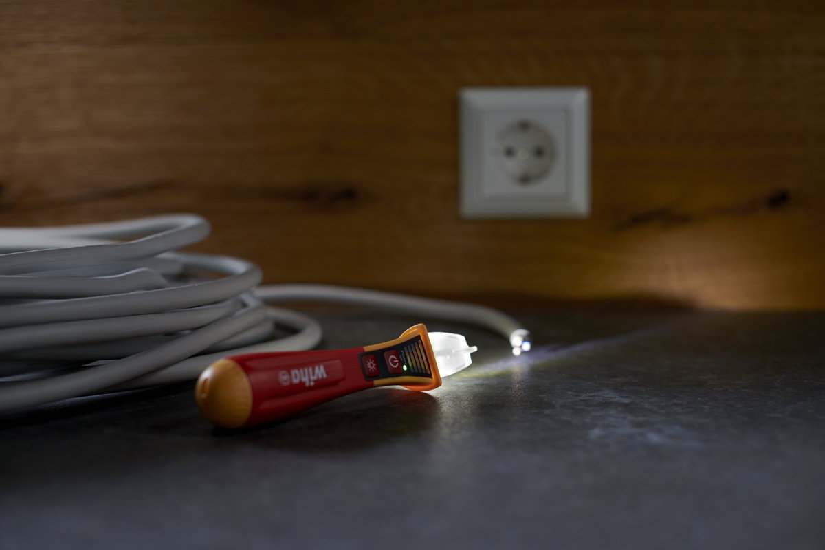 Wiha Single-pole, non-contact volt detector, 12–1,000 V AC Includes two AAA batteries (43797) – Image 4 of 18
