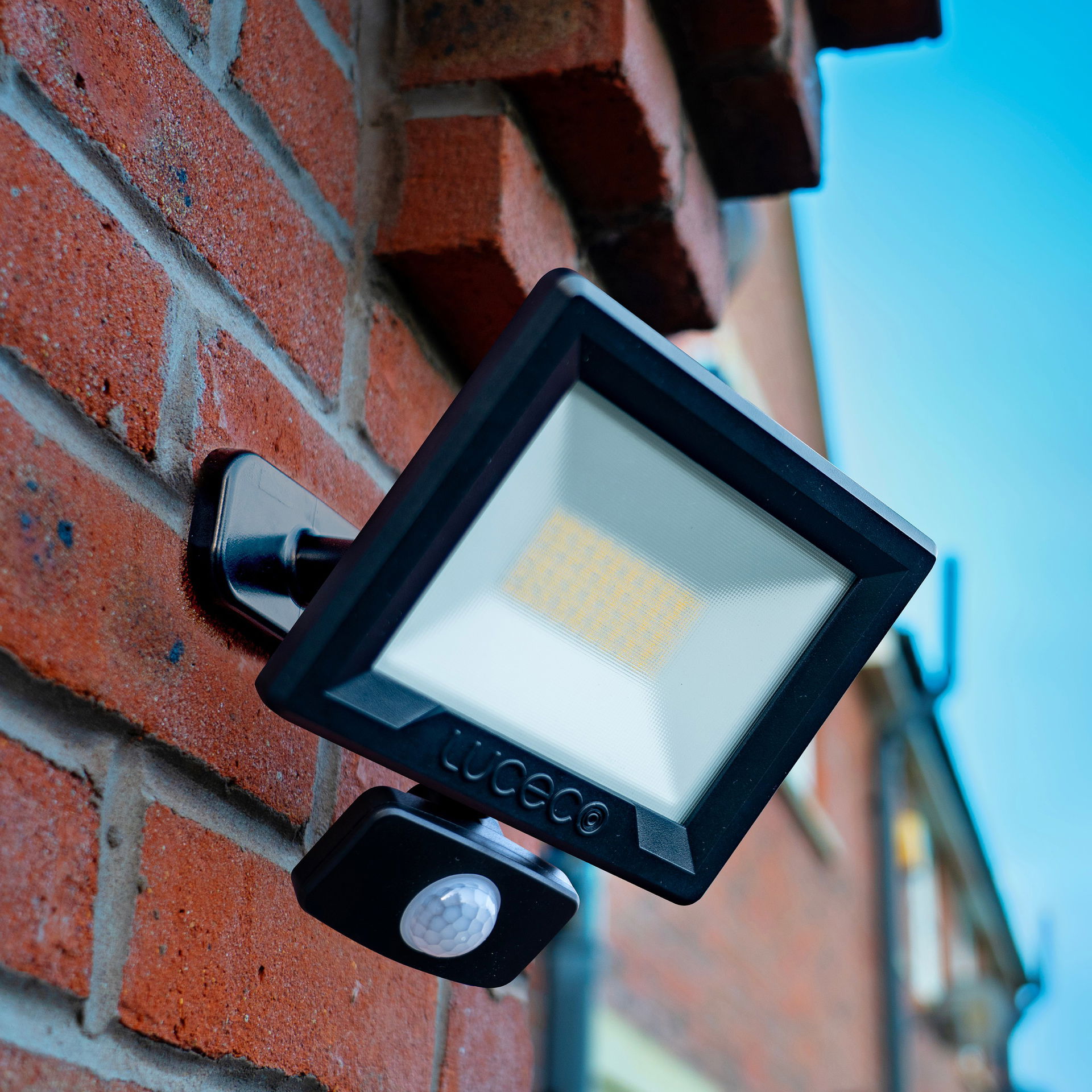 Essence floodlight with ball joint 30W black 4000k colour temp with PIR