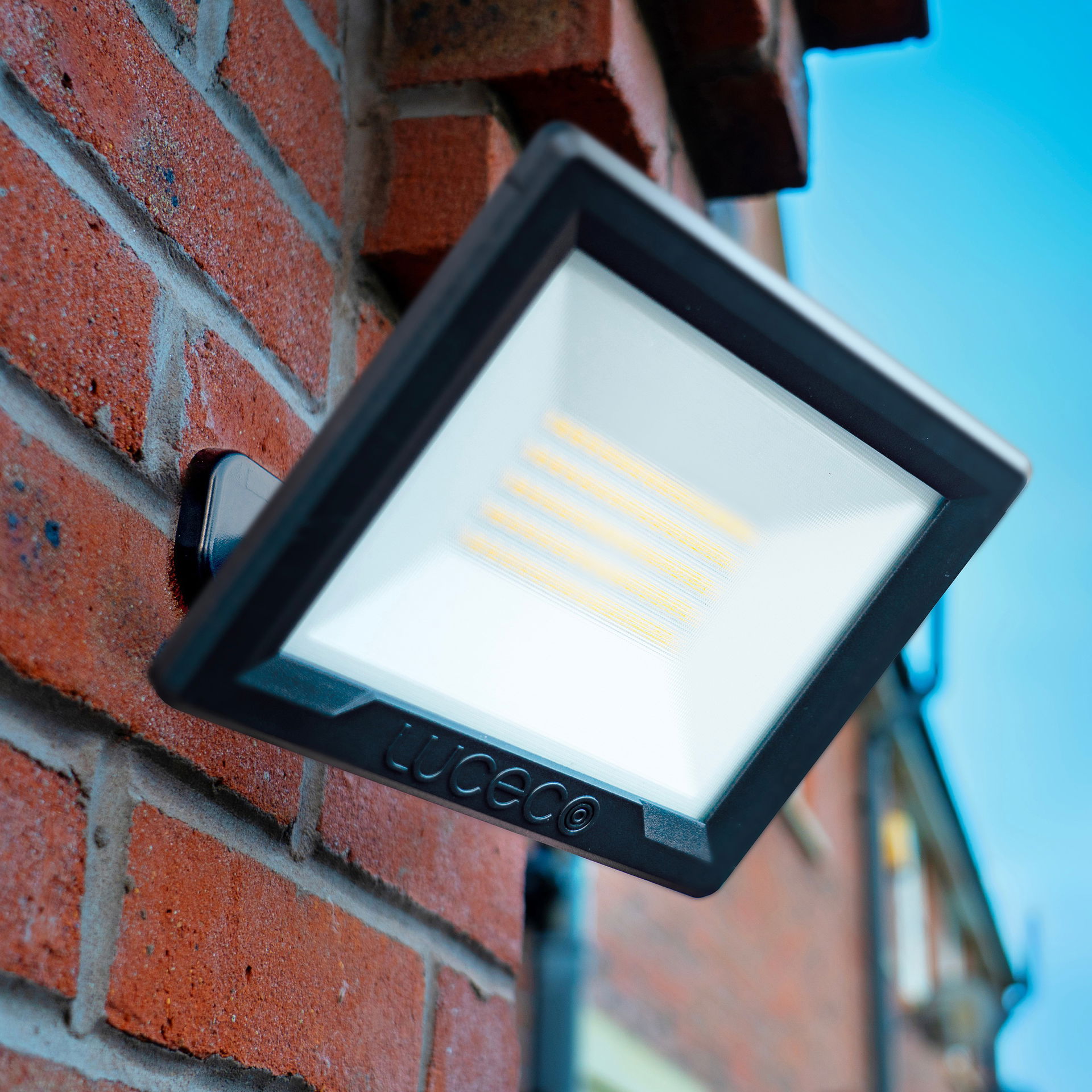 Essence floodlight with ball joint 50W black 4000k colour temp