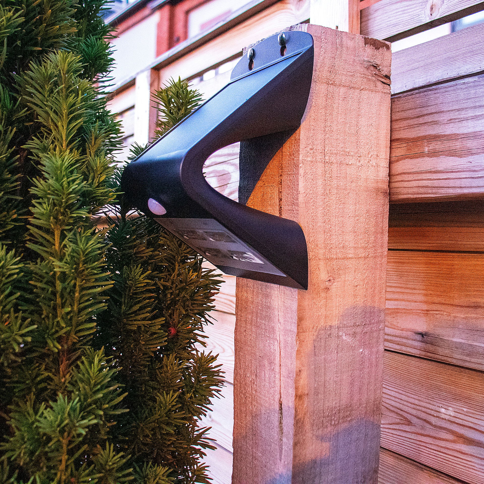 Luceco Solar Wall Light & PIR 3.2W Black
