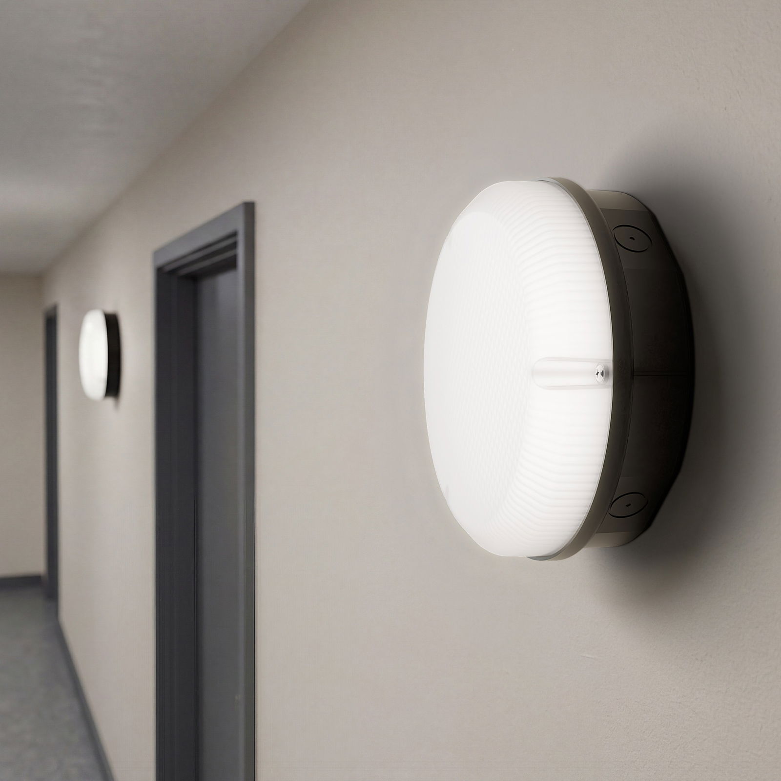 Luceco LED Bulkhead Light, Indoor & Outdoor Wall & Ceiling Lighting, Mosi Round Fixed Output Driver, 200mm, Commercial & Residential Use, 6/10/13W CCT 3/4/5/6000K IP65 IK08 Class 2, Black