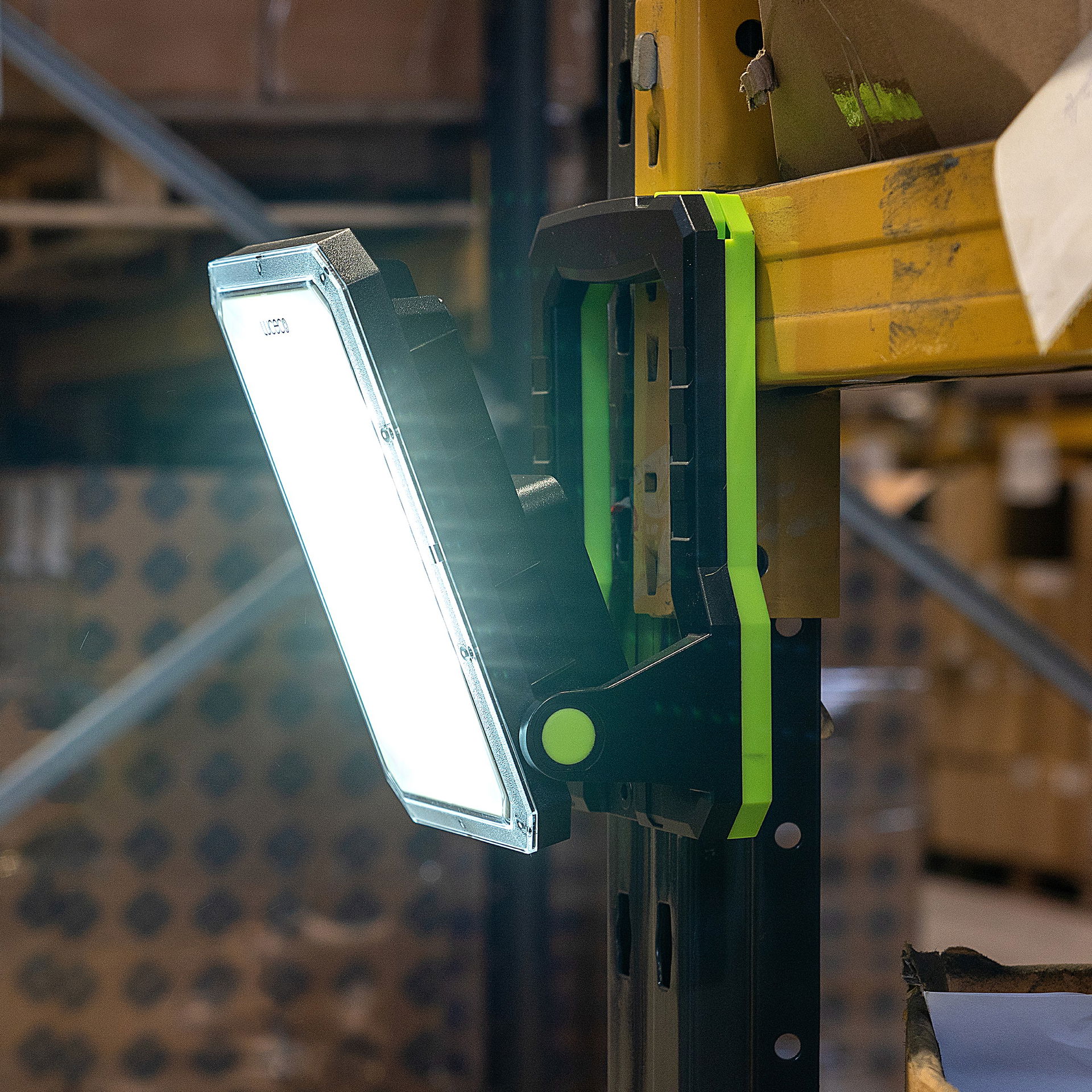 USB-C rechargeable magnetic worklight with Power-bank for charging devices. Fully adjustable with and 3 lighting modes up to 1300 Lumens making ideal for professional and recreational applications.
