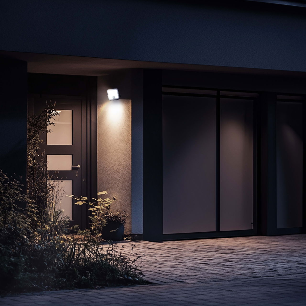 Luceco Mensa Decorative Outdoor Solar Security Floodlight with PIR Motion Sensor and Remote Control, Colour Change (CCT), LED Exterior Lighting, Black, 10W, 1500lm, 3000K & 4000K