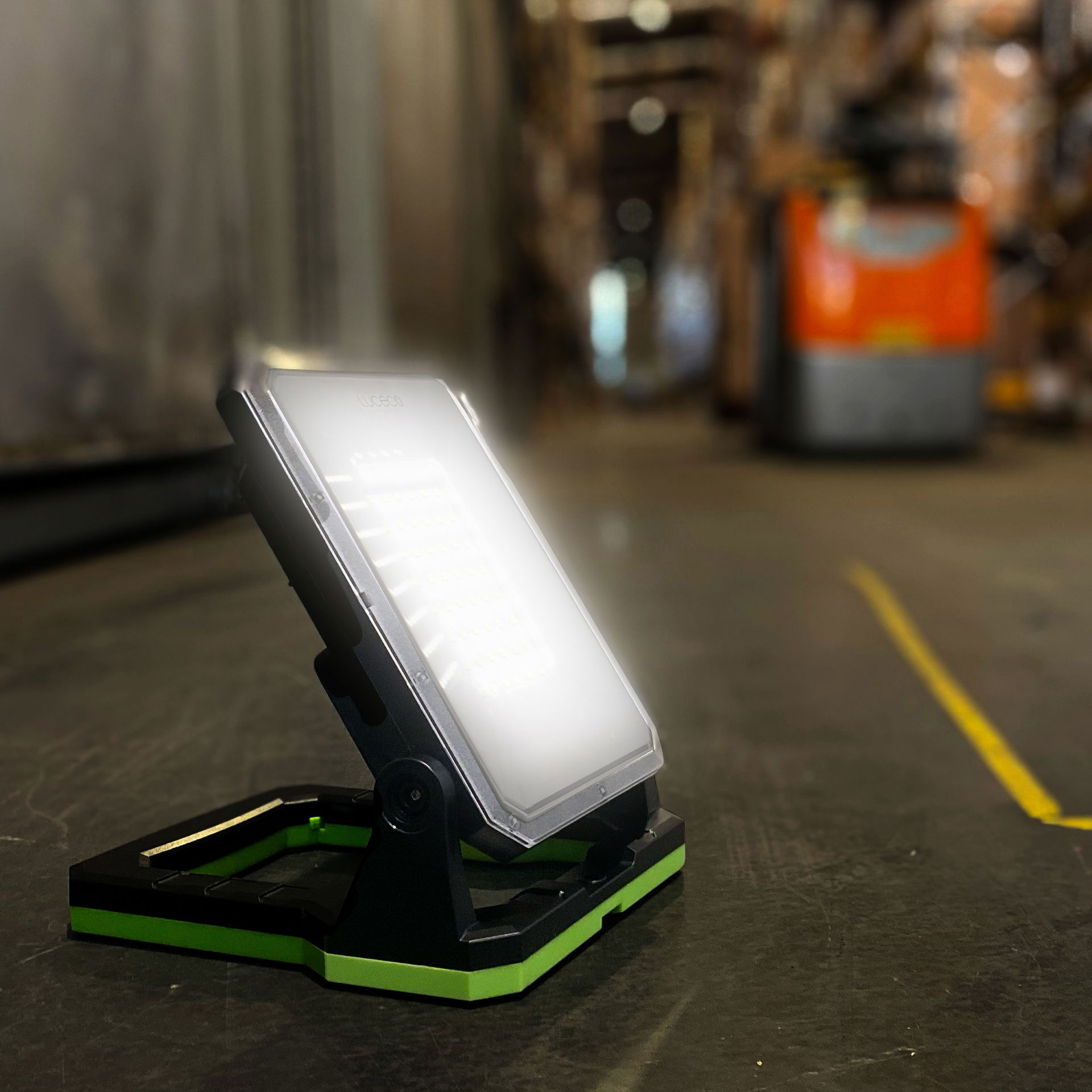 USB-C rechargeable magnetic worklight with Power-bank for charging devices. Fully adjustable with and 3 lighting modes up to 1300 Lumens making ideal for professional and recreational applications.